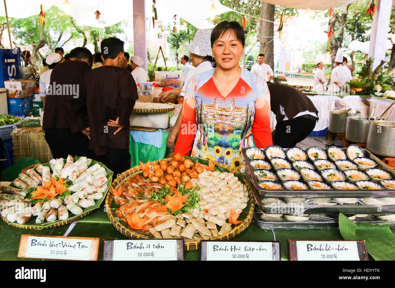 Ho Chi Minh City, Vietnam. 15th Dec, 2016. A staff introduces Vietnamse traditional dishes during the Ho Chi Minh City International Food Festival 2016 in Ho Chi Minh City, Vietnam, Dec. 15, 2016. The Ho Chi Minh City International Food Festival 2016, held from Dec. 15 to 18, is showcasing special dishes from 18 countries and territories with a total of 150 booths. A wide range of activities, including a cooking contest, a gastronomy photo exhibition, bartender demonstrations and music shows will also be held during the event. © Hoang Thi Huong/Xinhua/Alamy Live News Stock Photo