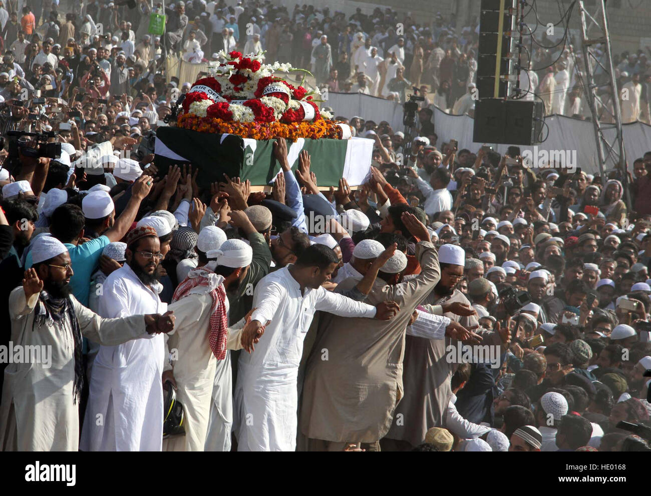 Karachi, Pakistan. 15th Dec, 2016. People attend the funeral of Junaid Jamshed, a Pakistani pop singer turned Islamic preacher, in Karachi, southern Pakistan, on Dec. 15, 2016. Thousands of people attended the funeral prayers for Jashmed, who died in the Dec. 7 plane crash in Havelian. A passenger plane of Pakistan International Airlines with 48 people on board crashed in Pakistan's northwest Havelian area on Wednesday. No one survived the accident. © Xinhua/Alamy Live News Stock Photo
