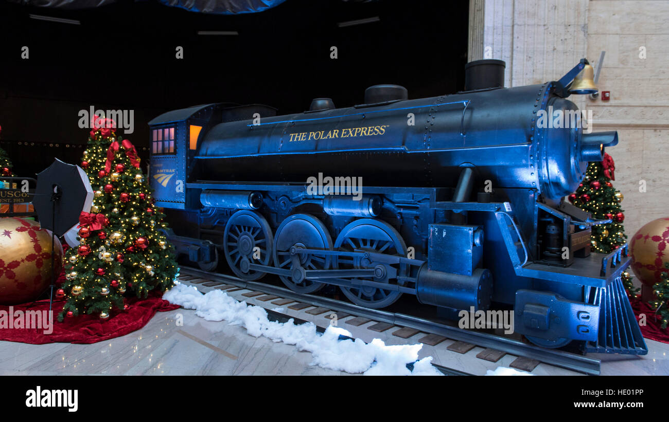 Chicago, USA.  15 December 2016.  The Great Hall in Union Station is decorated for Christmas, and this year includes a replica of the train from the movie 'The Polar Express' for commuters to enjoy. © Stephen Chung / Alamy Live News Stock Photo