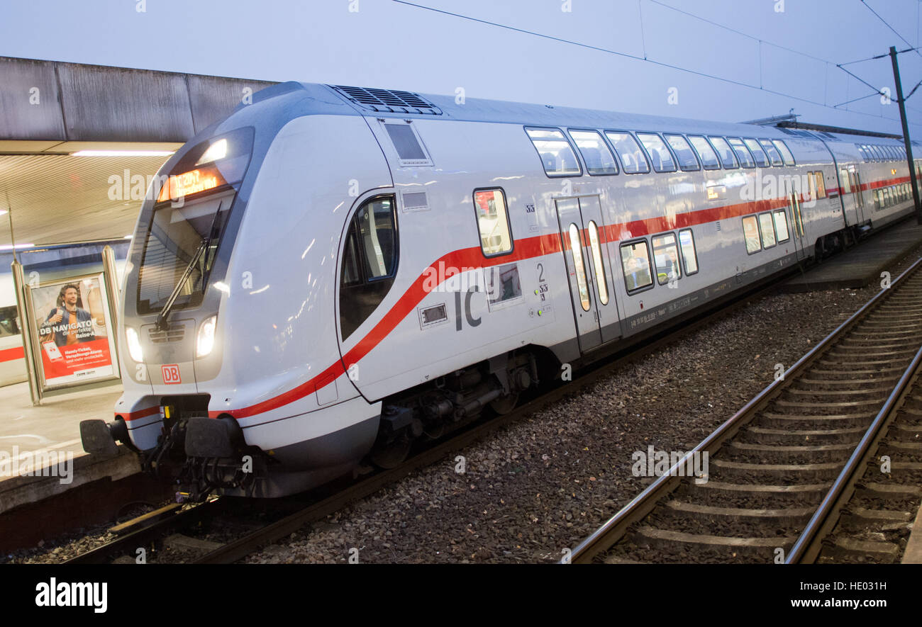 Hanover, Germany. 15th Dec, 2016. An IC 2 (Intercity) train of Deutsche Bahn can be seen at the central station in Hanover, Germany, 15 December 2016. Double deck Intercity trains have been in use in Northern Germany for one year. After the start of the trains, numerous complaints about shaking trains on freshly grinded tracks were registered. Photo: Julian Stratenschulte/dpa/Alamy Live News Stock Photo