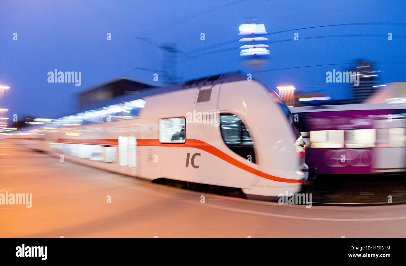 Hanover, Germany. 15th Dec, 2016. An IC 2 (Intercity) train of Deutsche Bahn can be seen at the central station in Hanover, Germany, 15 December 2016. Double deck Intercity trains have been in use in Northern Germany for one year. After the start of the trains, numerous complaints about shaking trains on freshly grinded tracks were registered. Photo: Julian Stratenschulte/dpa/Alamy Live News Stock Photo