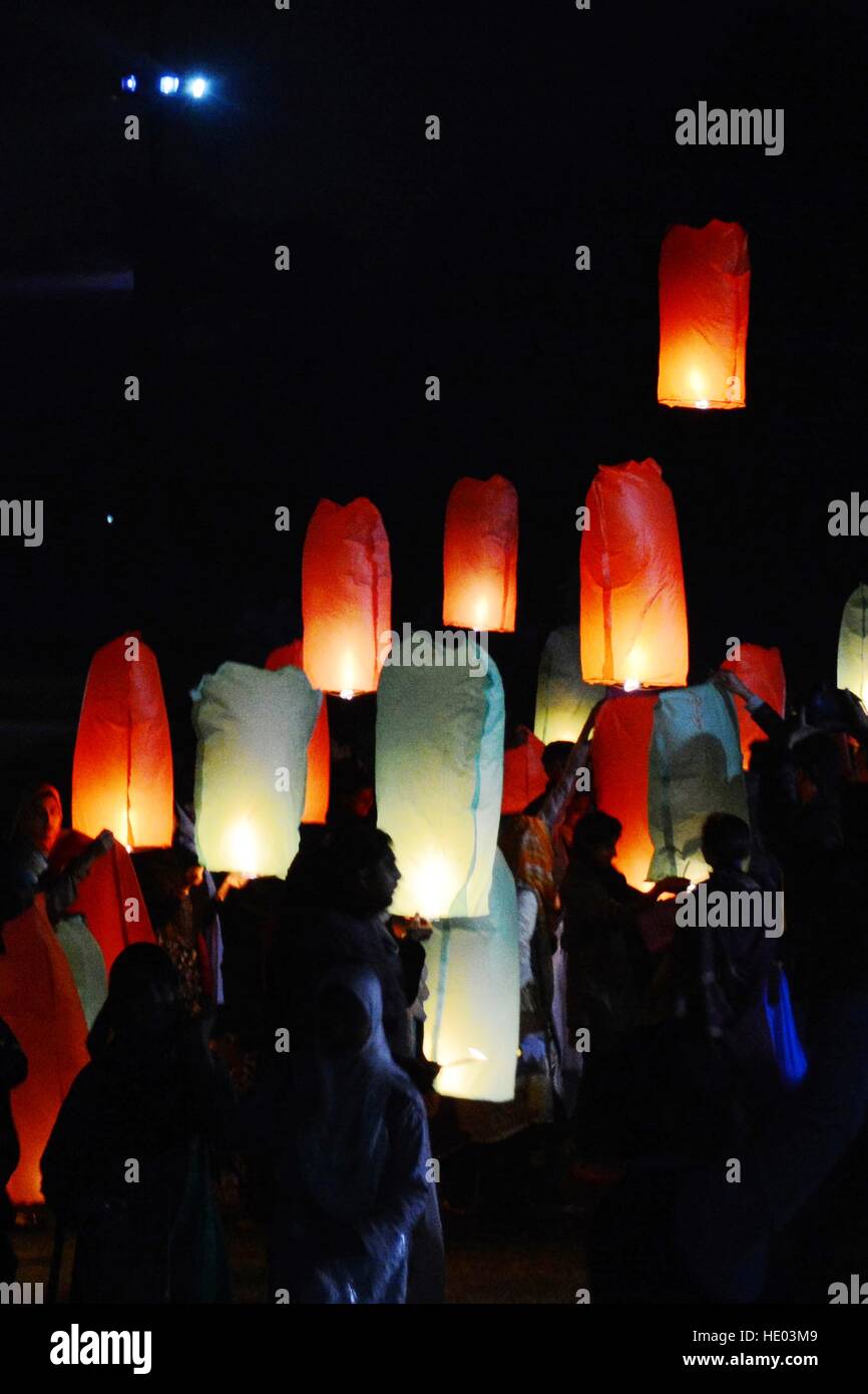 Lahore. 16th Dec, 2014. Members of a civil society release sky lanterns