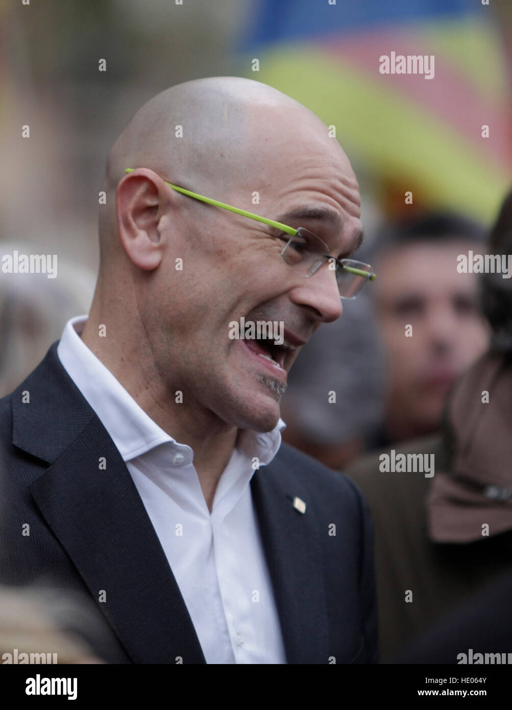 Barcelona, Catalonia, Spain. 16th Dec, 2016.      RaŸl Romeva speaks to press. Catalan Members of Parliament and Mayors from the cities and towns of Catalonia demonstrate their support to the Parliament President, Carme Forcadell, before she goes into Court. Forcadell has been accused from Spanish Government to commit anti-constitutional acts, by approving the path to get the Referendum for Catalonia Independence.    © rich bowen/Alamy Live News Stock Photo