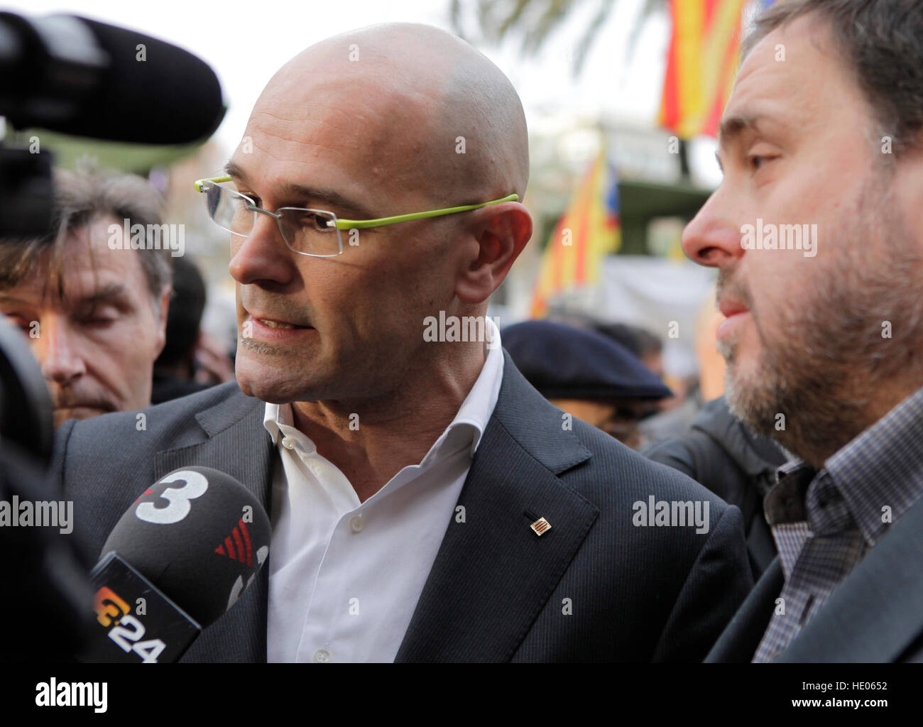 Barcelona, Catalonia, Spain. 16th Dec, 2016.      Raul Romeva and oriol junqueras speak to press. Catalan Members of Parliament and Mayors from the cities and towns of Catalonia demonstrate their support to the Parliament President, Carme Forcadell, before she goes into Court. Forcadell has been accused from Spanish Government to commit anti-constitutional acts, by approving the path to get the Referendum for Catalonia Independence.    © rich bowen/Alamy Live News Stock Photo