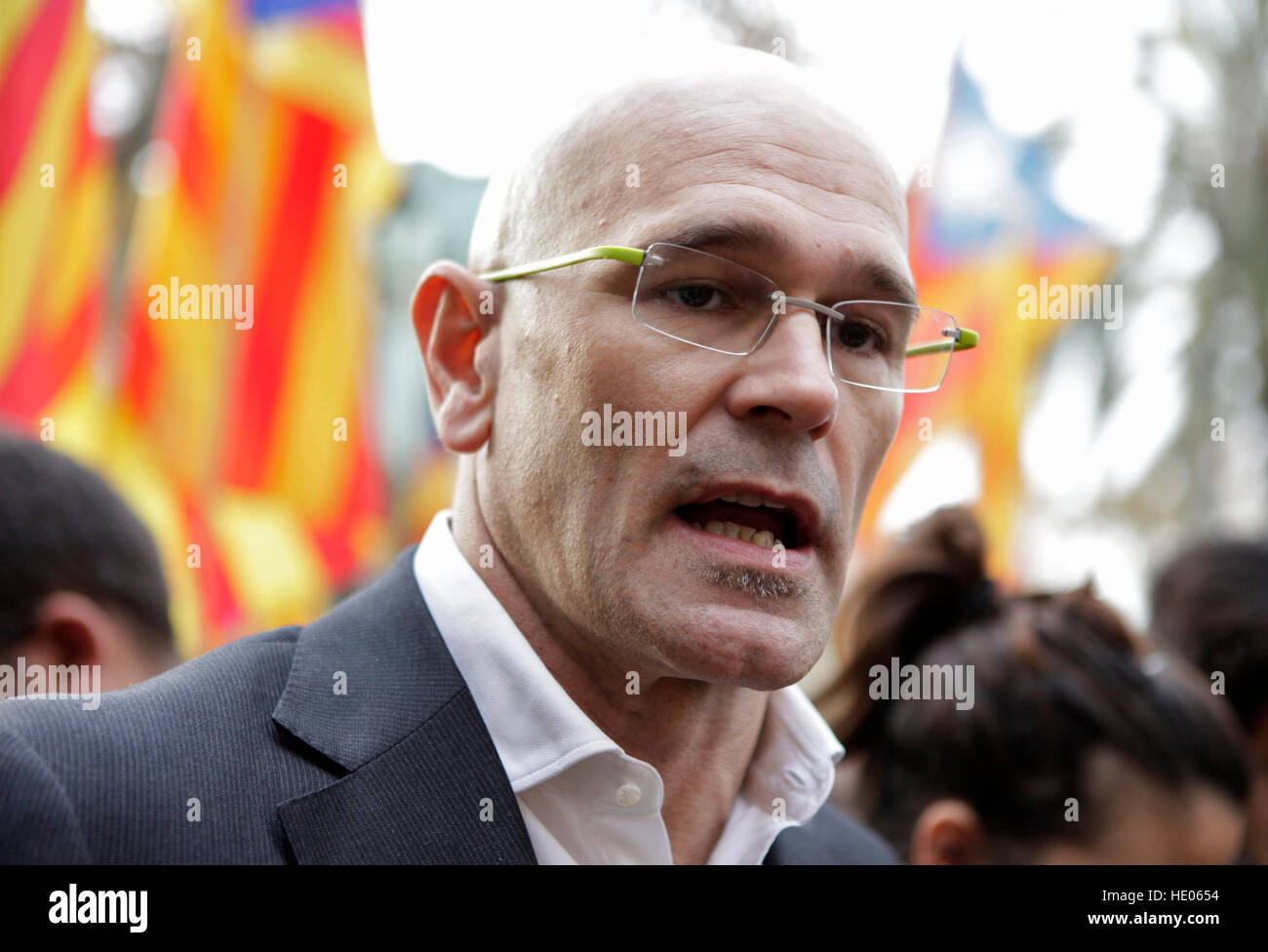 Barcelona, Catalonia, Spain. 16th Dec, 2016.      Raul Romeva speaks to press. Catalan Members of Parliament and Mayors from the cities and towns of Catalonia demonstrate their support to the Parliament President, Carme Forcadell, before she goes into Court. Forcadell has been accused from Spanish Government to commit anti-constitutional acts, by approving the path to get the Referendum for Catalonia Independence.    © rich bowen/Alamy Live News Stock Photo