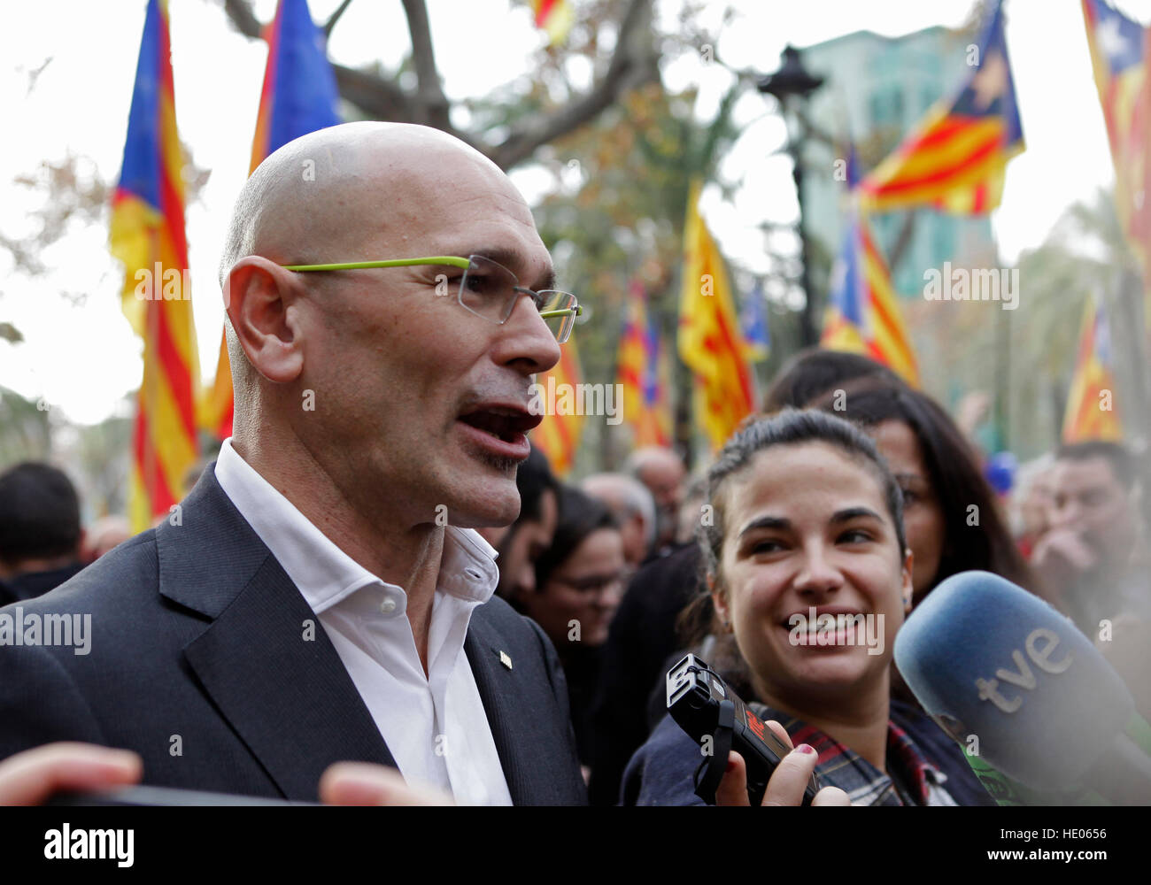 Barcelona, Catalonia, Spain. 16th Dec, 2016.      RaŸl Romeva speaks to press. Catalan Members of Parliament and Mayors from the cities and towns of Catalonia demonstrate their support to the Parliament President, Carme Forcadell, before she goes into Court. Forcadell has been accused from Spanish Government to commit anti-constitutional acts, by approving the path to get the Referendum for Catalonia Independence.    © rich bowen/Alamy Live News Stock Photo