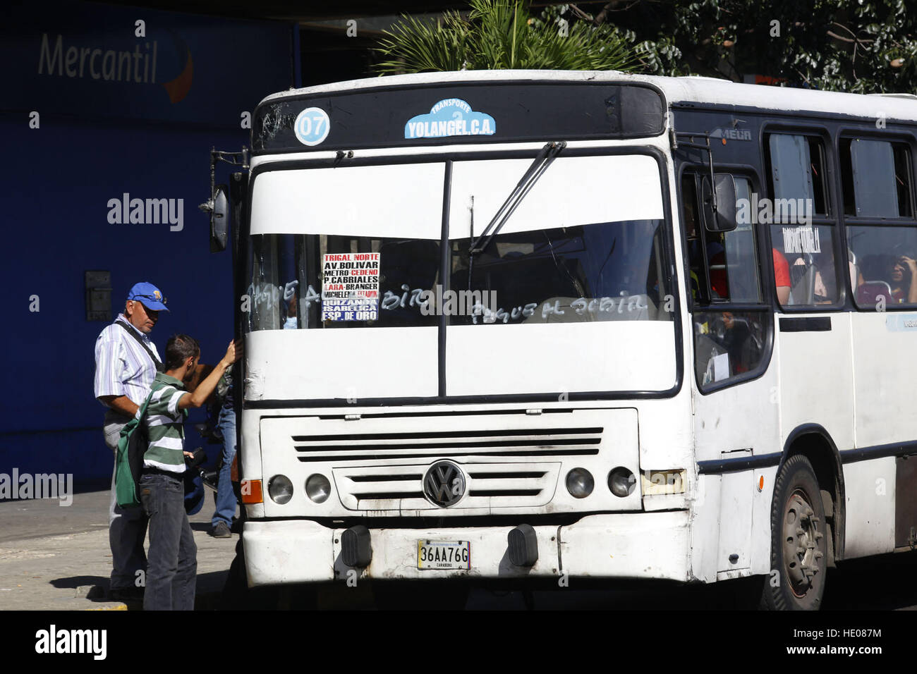 December 16, 2016 - Valencia, Carabobo, Venezuela - Unidades del transporte  publico se niega a recibir pago en billetes de cien bolivares, luego que el  presidente de Venezuela Nicolas Maduro, decretara la