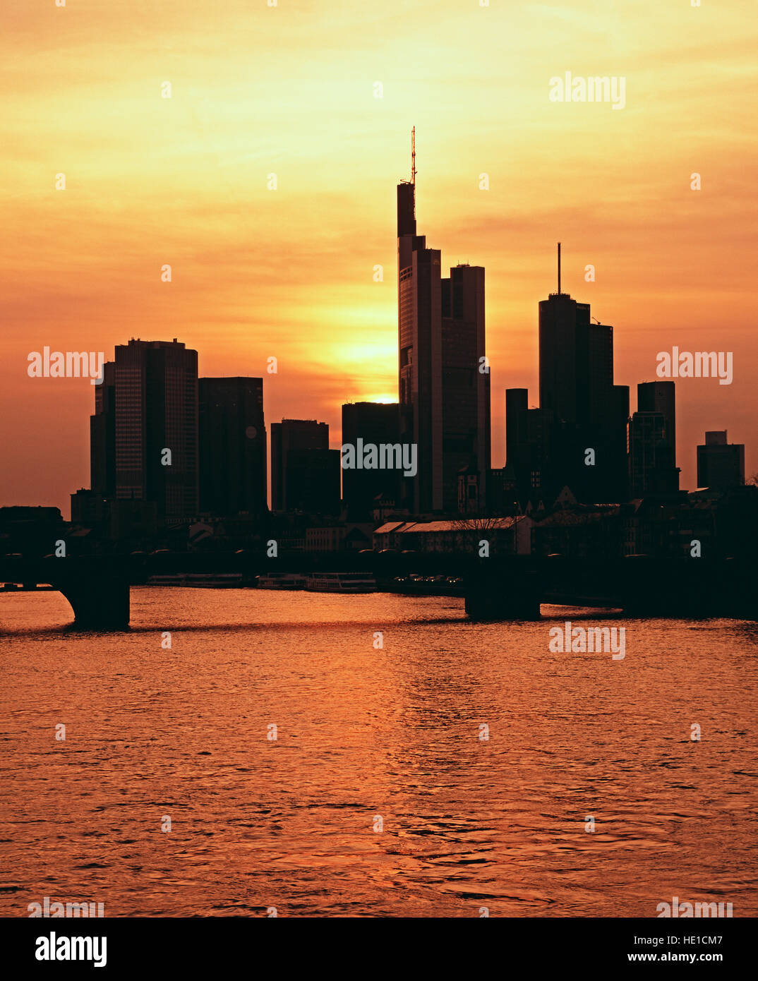 Frankfurt skyline silhouette hi-res stock photography and images - Alamy