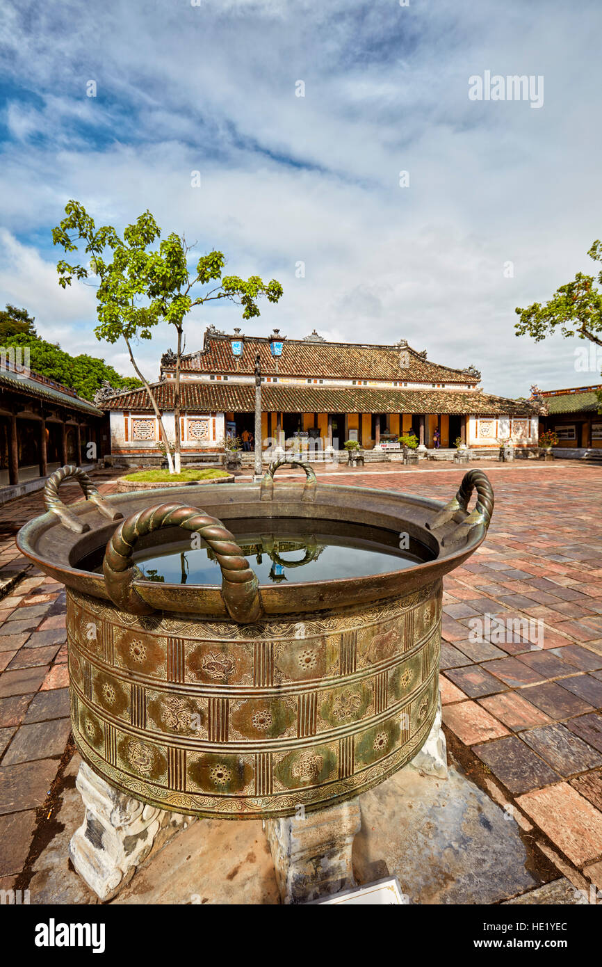 Bronze Cauldron At The Can Chanh Palace (Palace of Audiences). Imperial City, Hue, Vietnam. Stock Photo