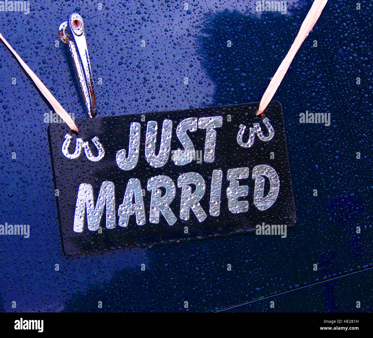 Just Married Auto isoliert auf weißem Hintergrund 3D-Rendering  Stockfotografie - Alamy