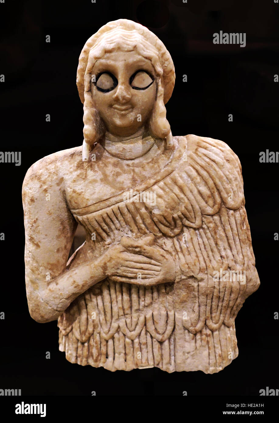 6026. Statue of a female in worshiping pose, gypsum, Khfajah, Mesopotamia, Iraq, c. 2650-2550 BC. Stock Photo