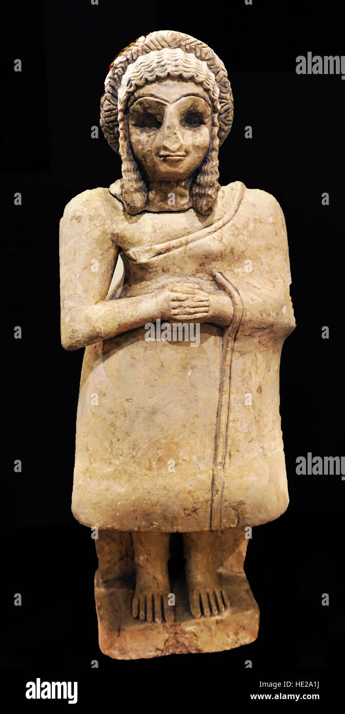 6027. Statue of a female in worshiper in a simple dress, gypsum, Khfajah, Mesopotamia, Iraq, c. 2650-2550 BC. Stock Photo