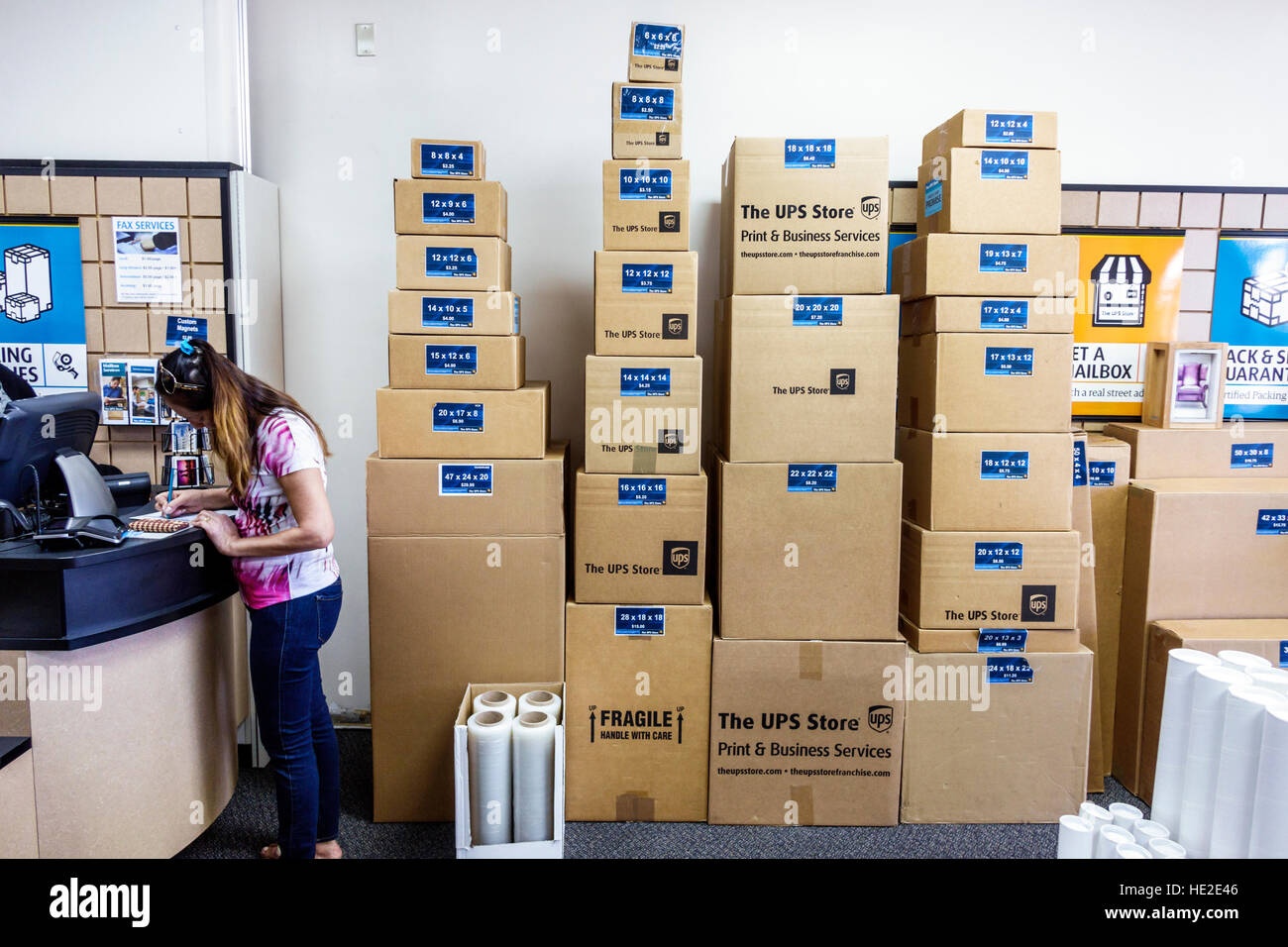 Ups boxes hi res stock photography and images Alamy