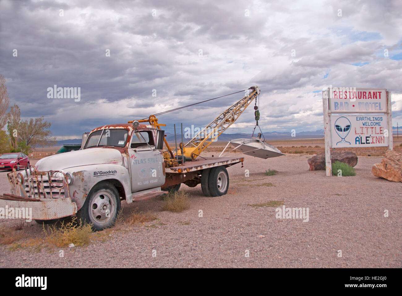 A tow truck with a crashed 'flying saucer' at the Little A'Le'Inn Restaurant, Bar and Motel, Rachel, Nevada Stock Photo
