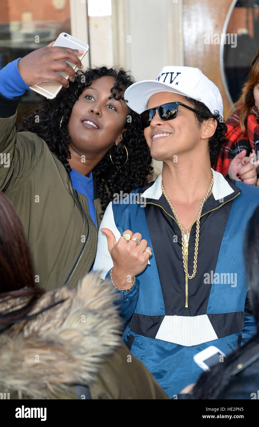 Bruno Mars signs for fans at Maida Vale after performing on Radio Ones live  lounge. Featuring: Bruno Mars Where: London, United Kingdom When: 02 Nov  2016 Stock Photo - Alamy