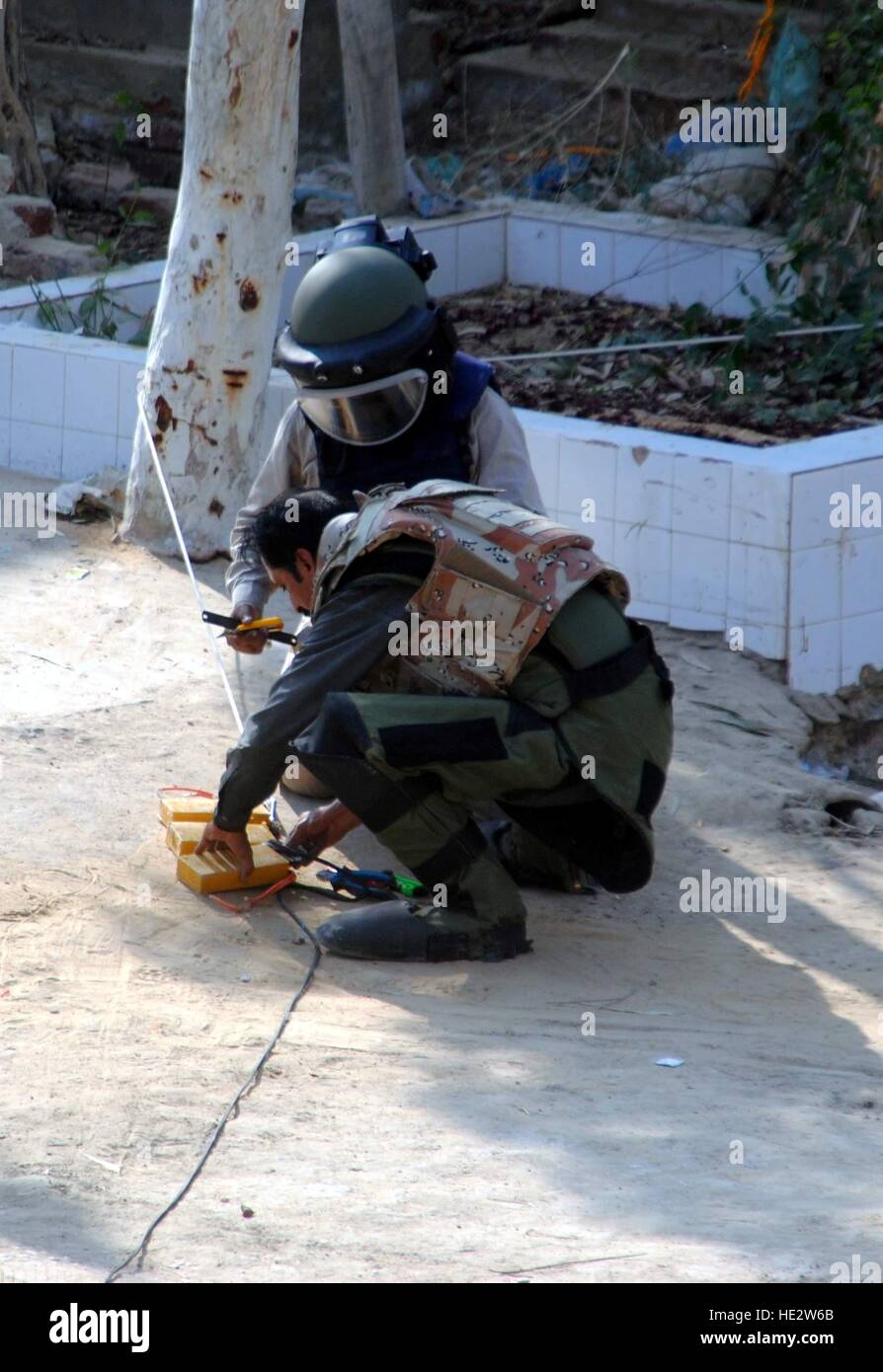 Hyderabad, Pakistan. 16th Dec, 2016. Bomb disposal squad BDS are defusing the suicide jacket at Imani Shah colony © Janali Laghari/Pacific Press/Alamy Live News Stock Photo