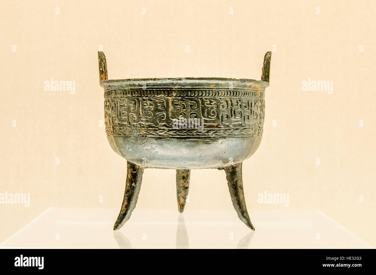 Bronze Ding food jar vessel bowl display exhibit display at the Shanghai Museum, Shanghai, China. Stock Photo