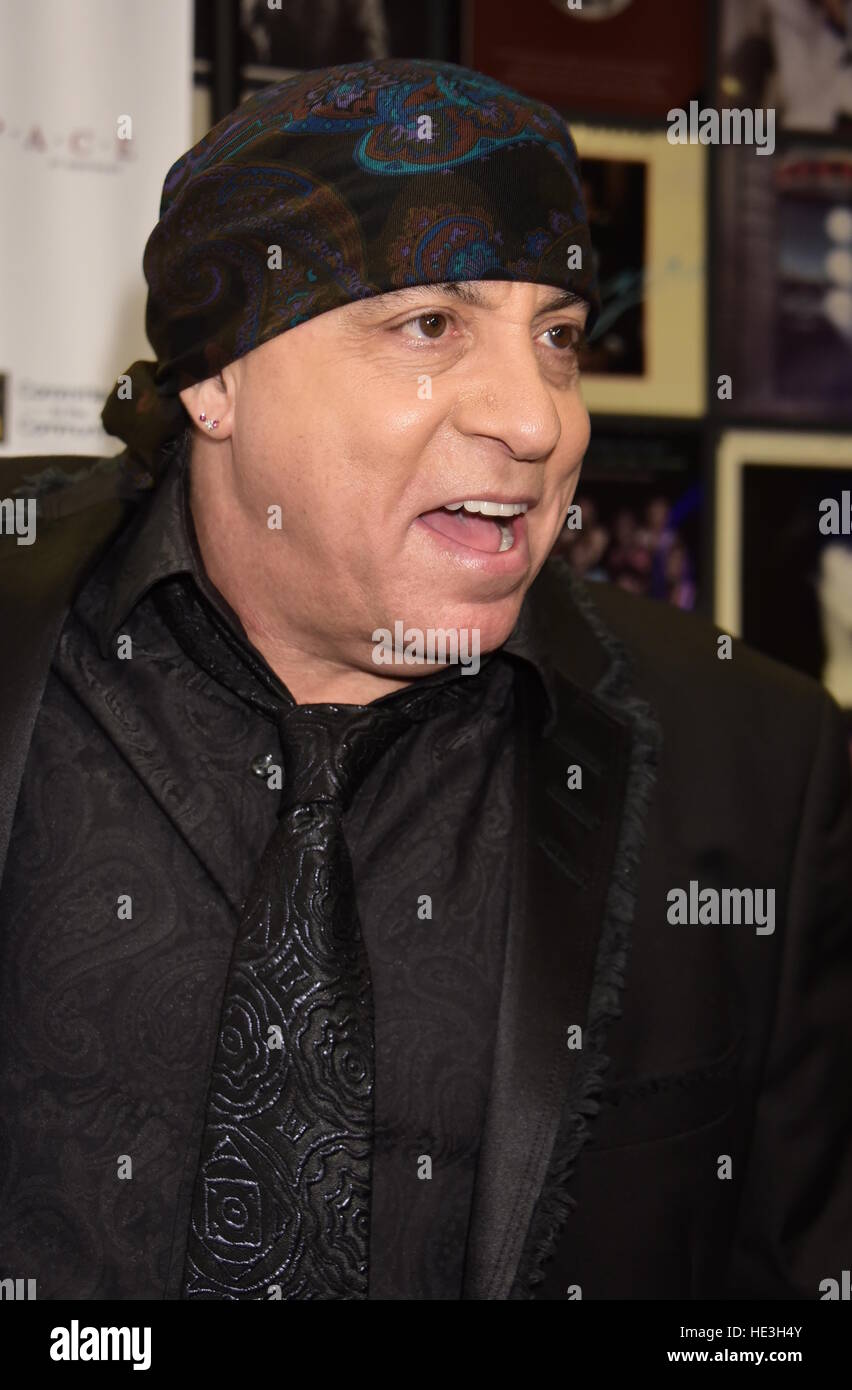 Legendary guitarist Steven Van Zandt receives the Long Island Music