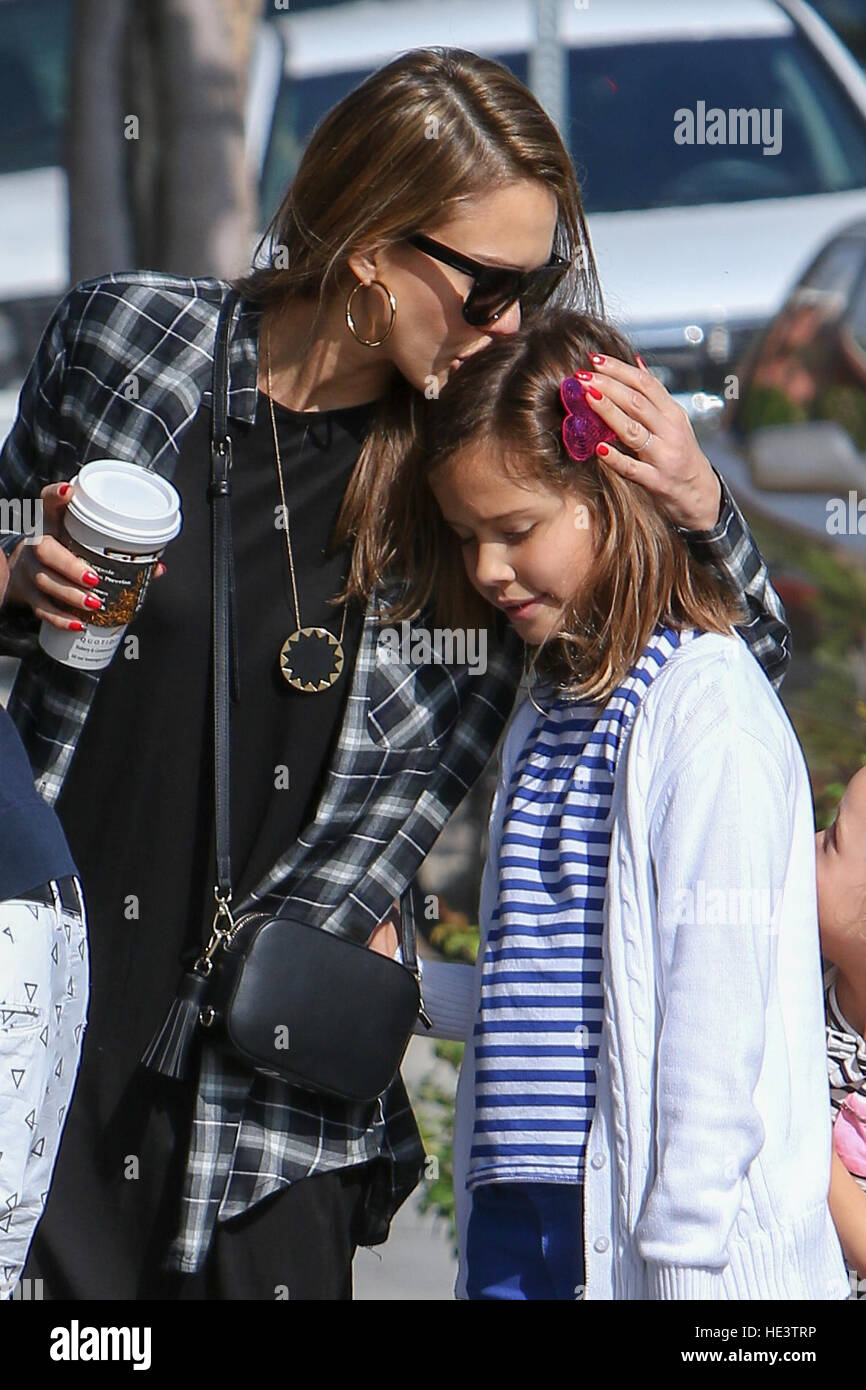 Jessica Alba With Her New Honey Brown Hairstyle And Her Husband Stock Photo Alamy