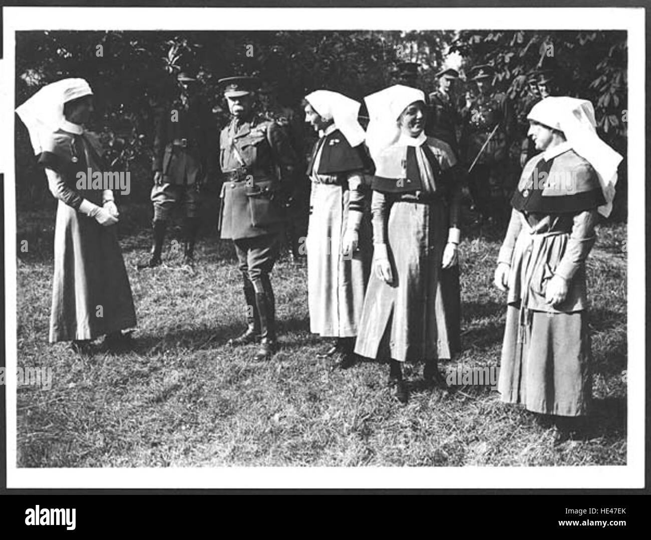 General Plumer with nurses whom he has presented with the Stock Photo