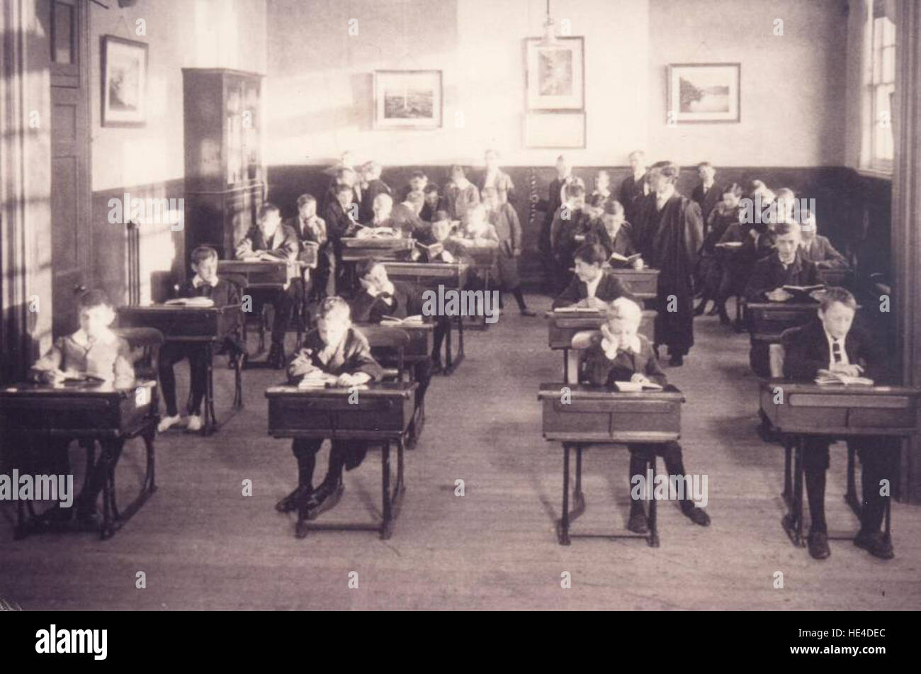 He history at school. урок истории фото. дети в американской школе. ролевые игры учительница. He history at school.