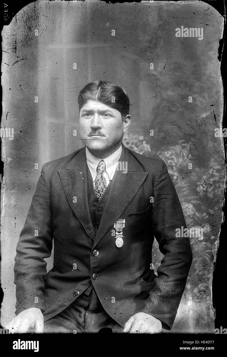 Bărbat în costum, medalia „Bărbație și Credință ( https://ro.wikipedia.org/wiki/Medalia pentru bărbăție și credință ) “ cu spade Stock Photo