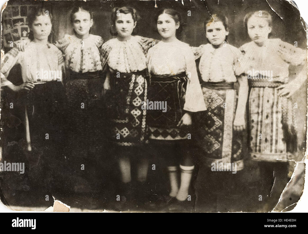 Hoinaru Ilia, Zaharia Maria, Sârbu Victoria, Aurelia Badea, Constantinescu Fla[?] si Lemnaru Lina, 1944  din colecția personală Anca Danilescu Stock Photo