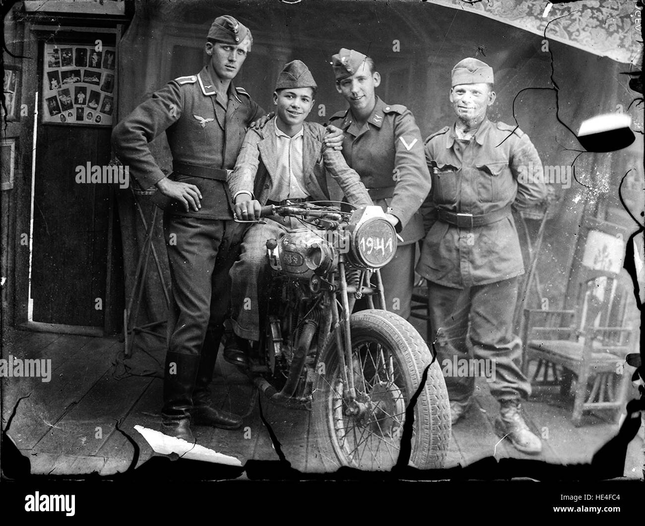 Inv. 1237  Sergent și fruntaș de trupe aeriene germane, cel mai probabil anti-aeriene.  Copilul de pe motocicleta AJS poartă o bonetă românească M1940, ca și soldatul ce are tot o uniformă model 1940.  The project Costică Acsinte Archive needs help: please donate and share the link igg.me/at/acsinte/x/6146081 ( http://igg.me/at/acsinte/x/6146081 )   DAM by IDimager www.idimager.com/WP/?page id=20 ( http://www.idimager.com/WP/?page id=20 ) Stock Photo