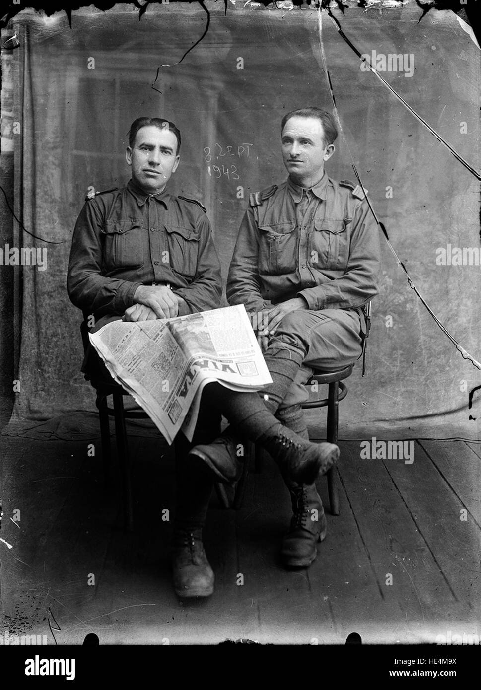 Doi Militari Ziarul ViaÈ›a 8 Septembrie 1943 Stock Photo Alamy