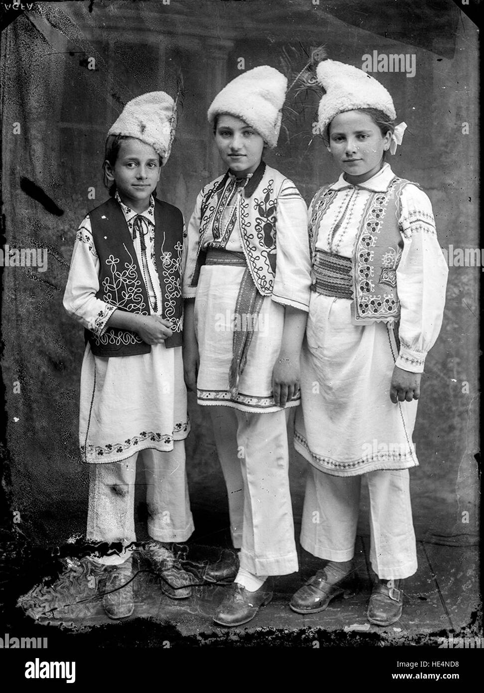 Trei copii în costume populare Stock Photo - Alamy