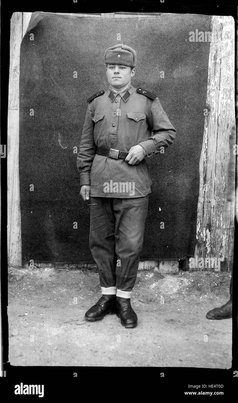 Soldat român in „bluza-camase“, model 1952. Semnul de armă este geniu dar  poartă șosete răsfrînte precum vînătorii de munte. — Emil Boboescu (  https://www.facebook.com/emil.boboescu ) Celuloid Stock Photo - Alamy