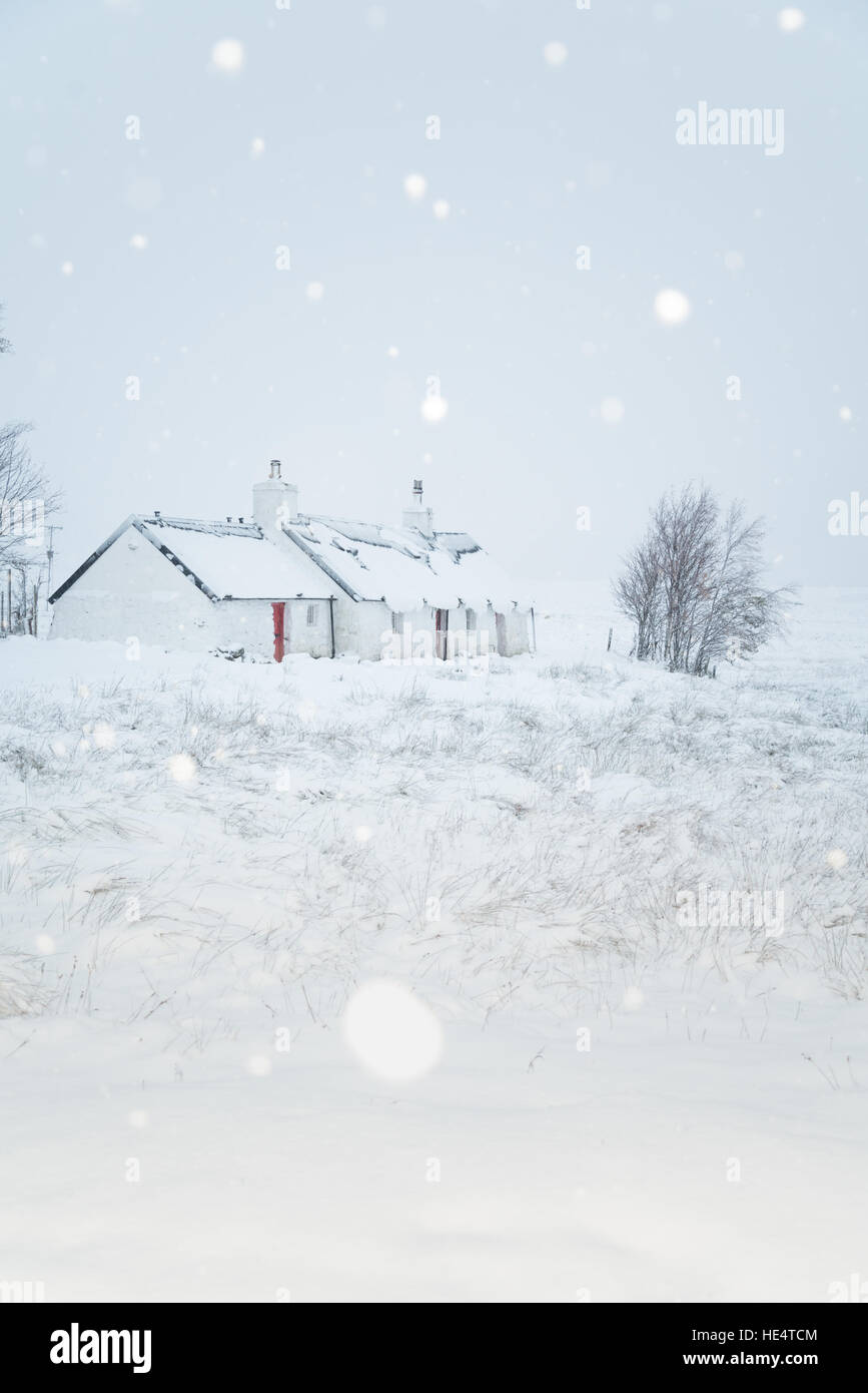 Traditional Scottish house by the west highland way footpath on Rannoch Moor, Glencoe in early winter snow. Scotland, UK Stock Photo