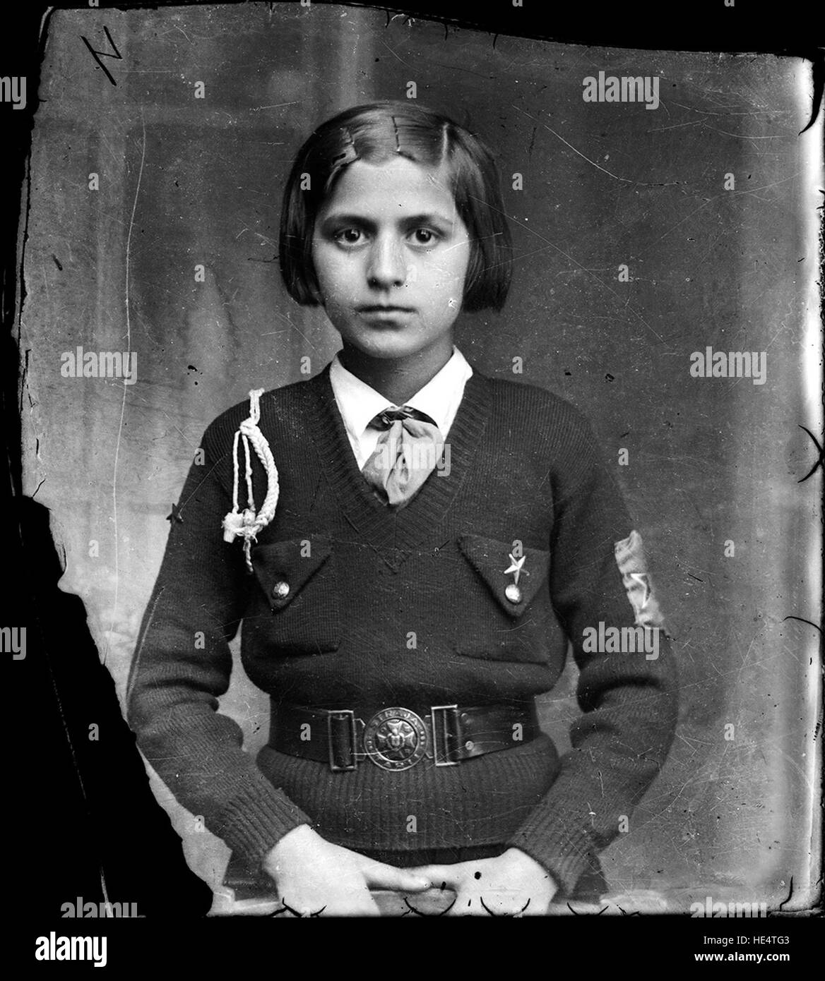 Portret de fată în uniformă de străjer (ro.wikipedia.org/wiki/Straja %C8%9A%C4%83rii ( https://ro.wikipedia.org/wiki/Straja %c8%9a%c4%83rii ) ) Stock Photo