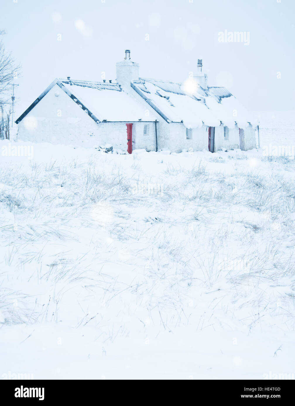 Traditional Scottish house by the west highland way footpath on Rannoch Moor, Glencoe in early winter snow. Scotland, UK Stock Photo