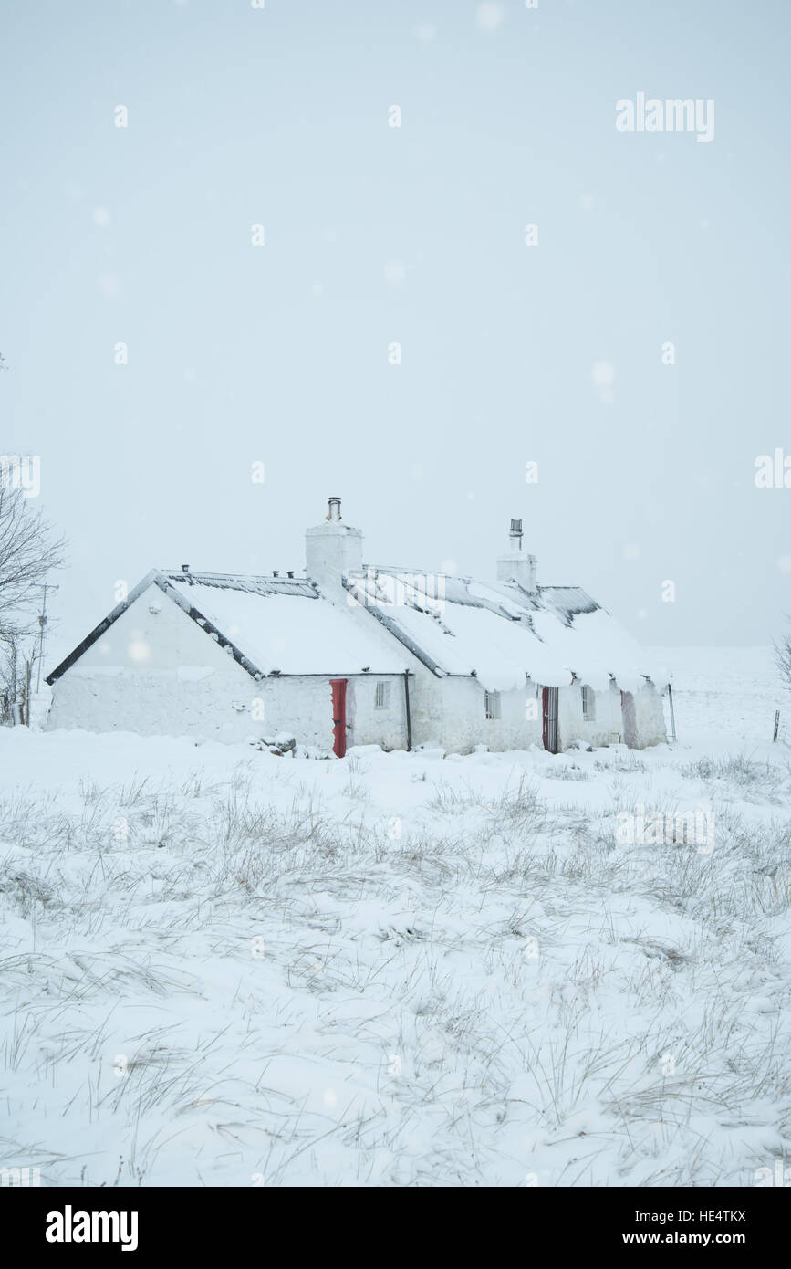 Traditional Scottish house by the west highland way footpath on Rannoch Moor, Glencoe in early winter snow. Scotland, UK Stock Photo