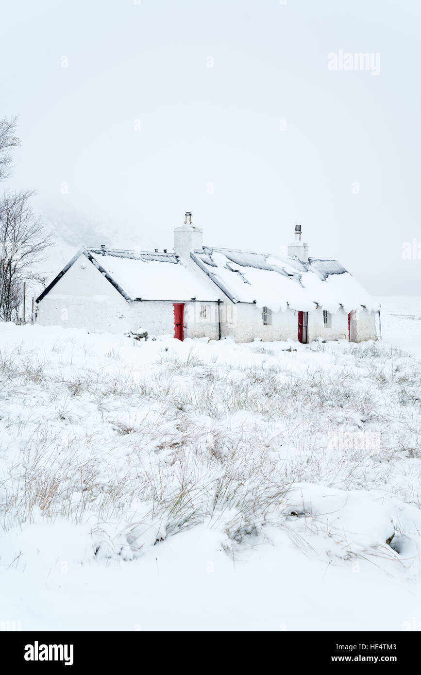 Traditional Scottish house by the west highland way footpath on Rannoch Moor, Glencoe in early winter snow. Scotland, UK Stock Photo