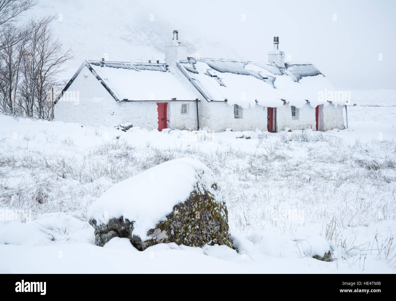 Traditional Scottish house by the west highland way footpath on Rannoch Moor, Glencoe in early winter snow. Scotland, UK Stock Photo