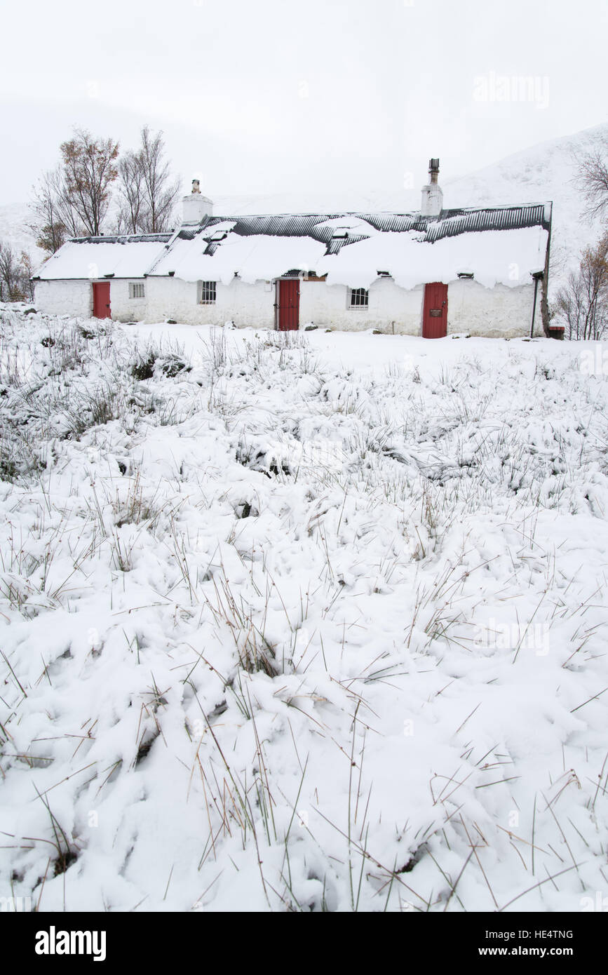 Traditional Scottish house by the west highland way footpath on Rannoch Moor, Glencoe in early winter snow. Scotland, UK Stock Photo