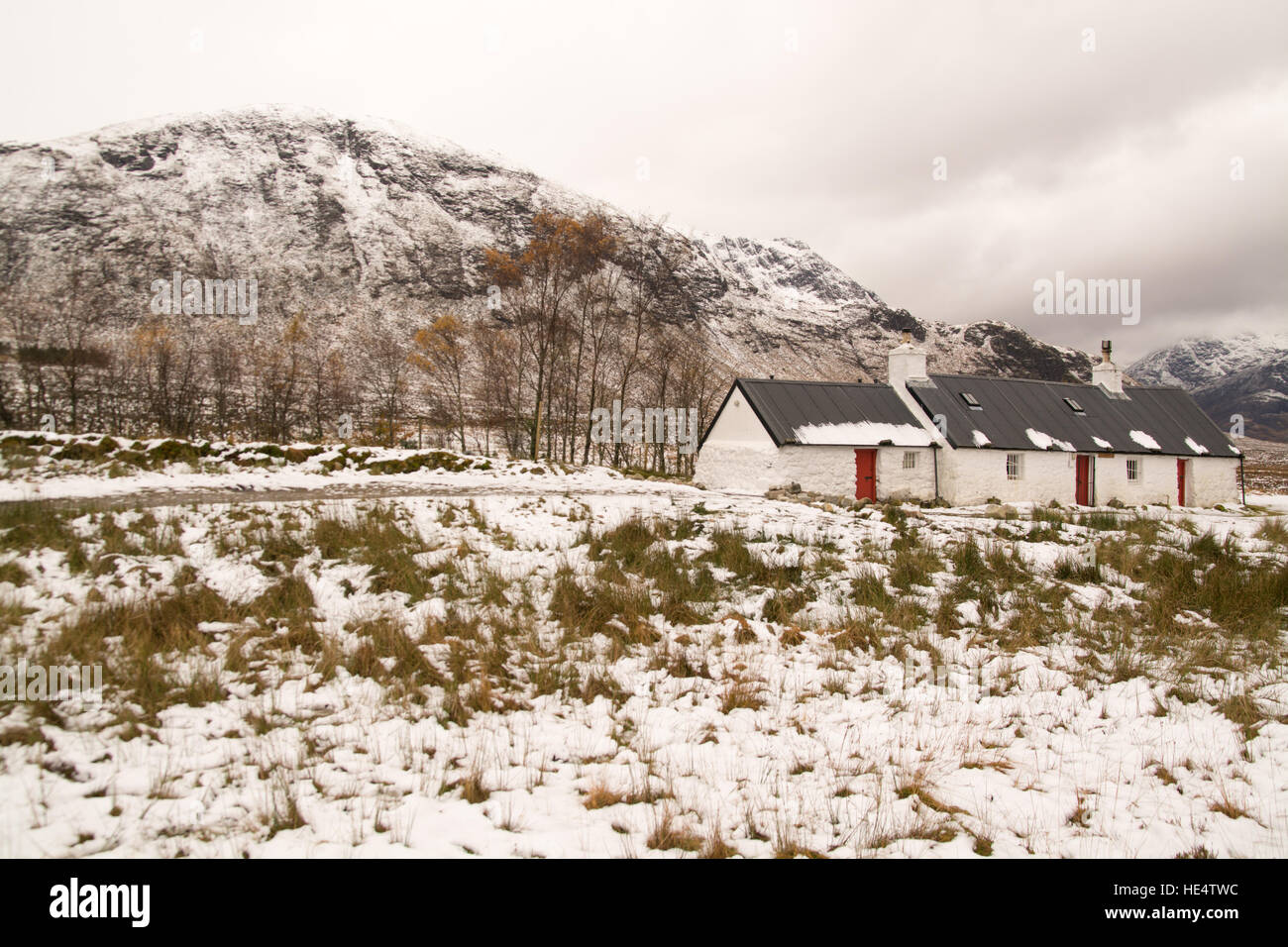 Traditional Scottish house by the west highland way footpath on Rannoch Moor, Glencoe in early winter snow. Scotland, UK Stock Photo