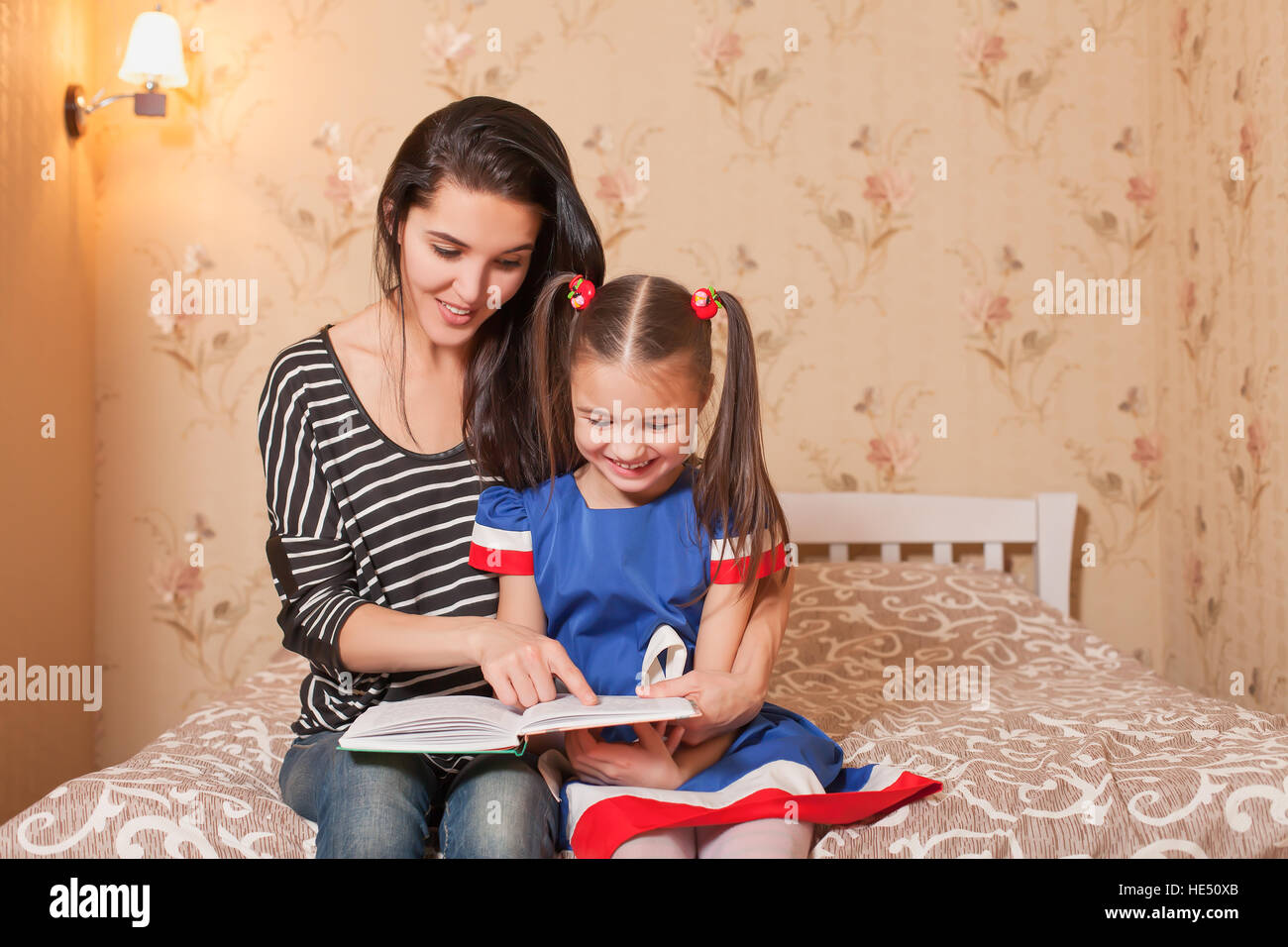 Мама учит дочу. Мать teach дочь. Мать поучает маленькую дочь дочь. Молодая мама учит дочь. Мать учит дочь картинки.