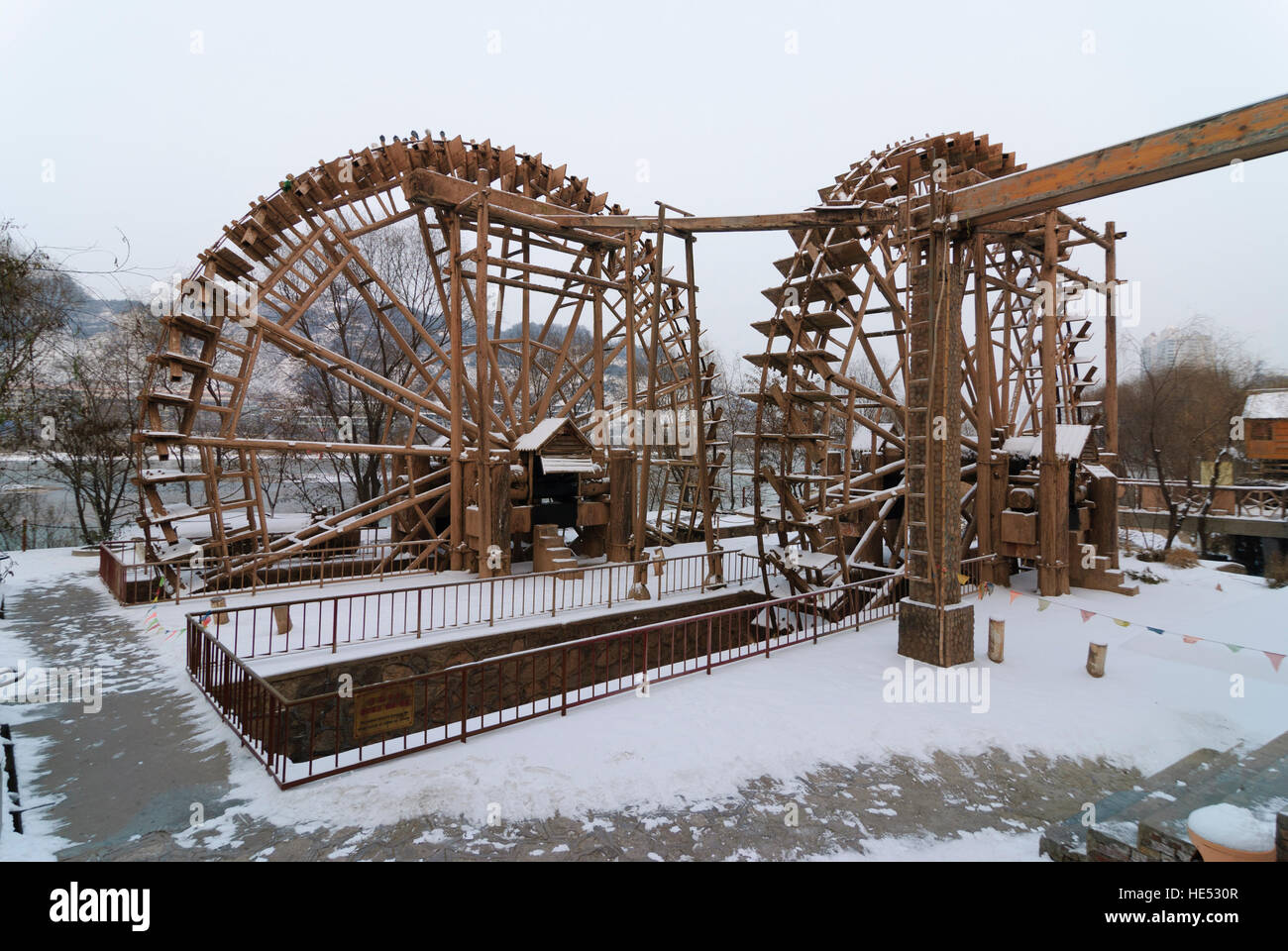 Lanzhou: Rebuilt waterwheels at the Yellow River (Huang He), served to irrigate fields, Gansu, China Stock Photo