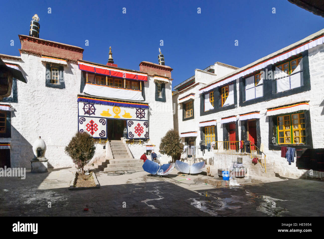 Lhasa: Monastery Sera; Residential building monks, solar cooker, Tibet, China Stock Photo