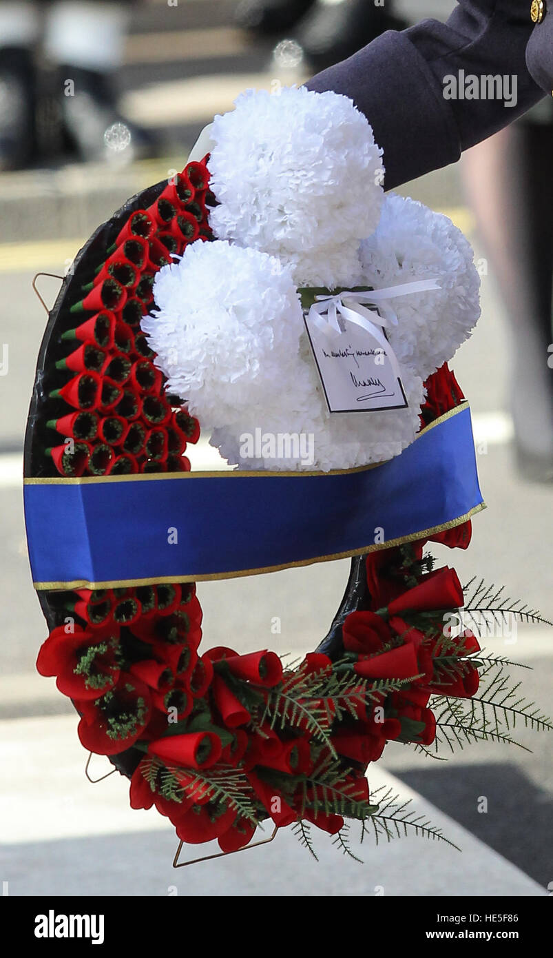 Poppy Wreath On Cenotaph And Queen High Resolution Stock Photography ...