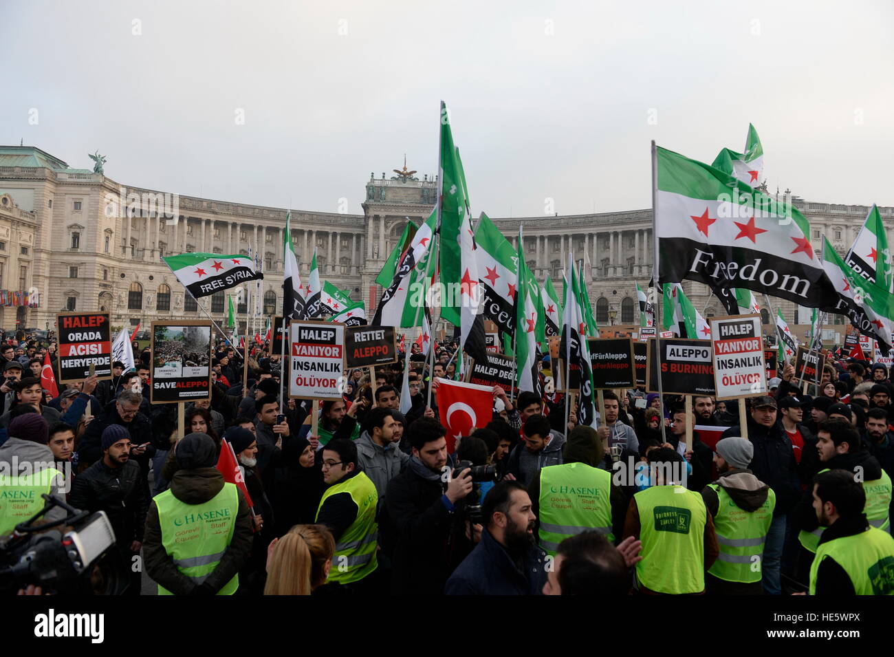 Vienna, Austria. Dec. 17th, 2016. Demonstration, stand up for Aleppo in Vienna at Heldenplatz. The Islamic Federation in Vienna called for the demonstration. 500 people have followed this call. © Franz Perc/Alamy Live News Stock Photo