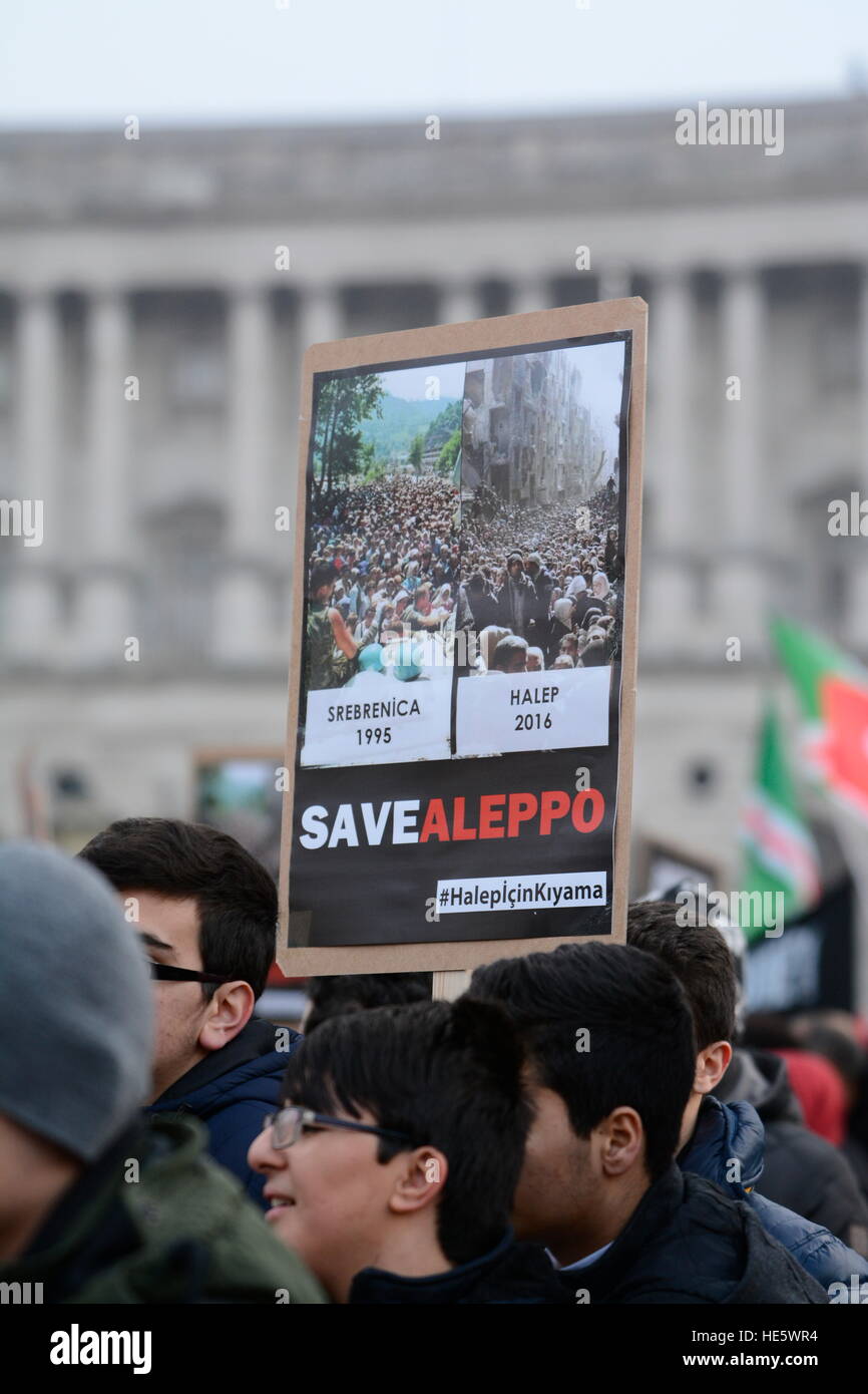Vienna, Austria. Dec. 17th, 2016. Demonstration, stand up for Aleppo in Vienna at Heldenplatz. The Islamic Federation in Vienna called for the demonstration. 500 people have followed this call. Inscription 'Stand up for Alepo'.  © Franz Perc/Alamy Live News Stock Photo
