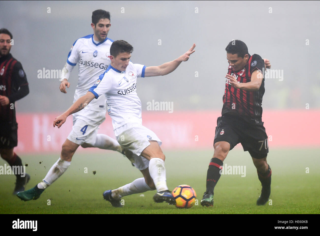 Milan. 17th Dec, 2016. Carlos Bacca (R) of AC Milan competes during the Italian Serie A football match in Milan on Dec. 17, 2016. © Daniele Mascolo/Xinhua/Alamy Live News Stock Photo
