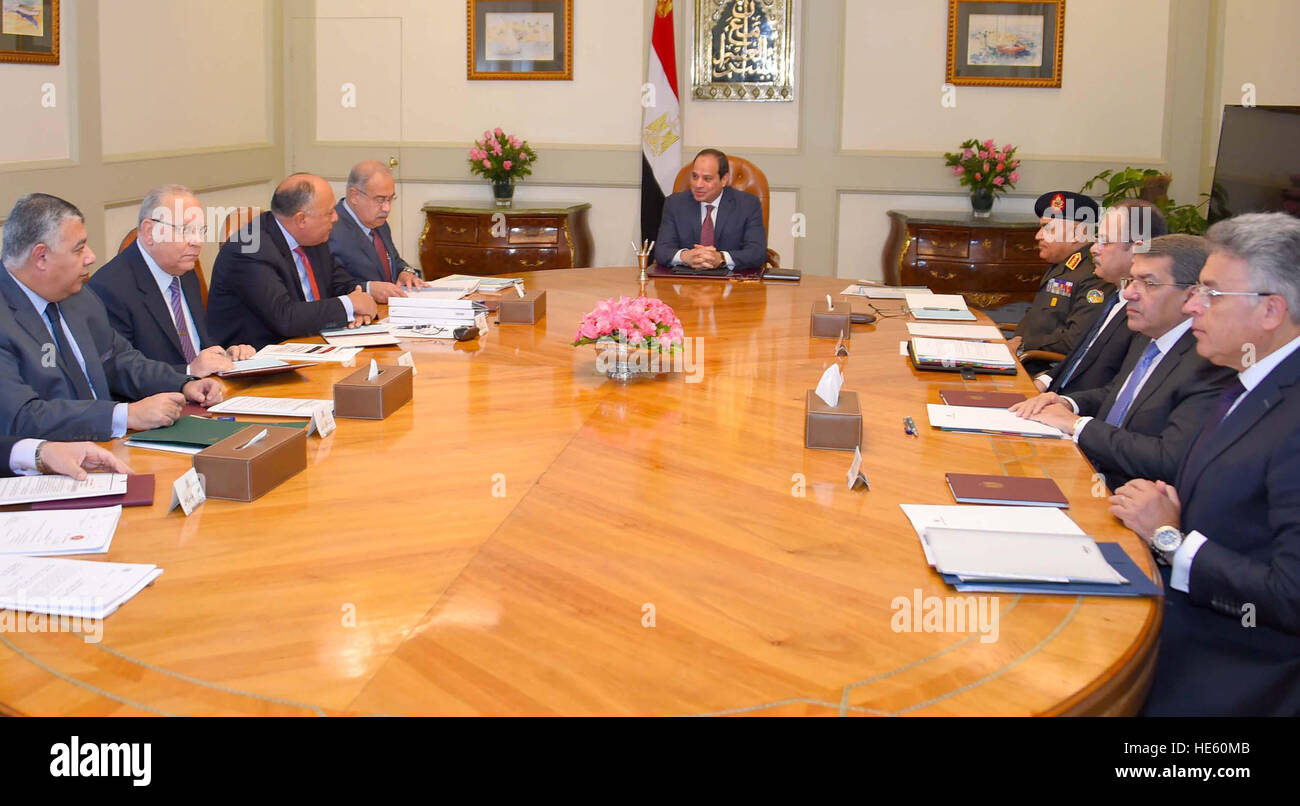 Cairo, Egypt. 17th Dec, 2016. Egyptian President Abdel Fattah al-Sisi, meets with Prime Minister, Sherif Ismail, in Cairo, Egypt, on December 17, 2016 © Egyptian President Office/APA Images/ZUMA Wire/Alamy Live News Stock Photo