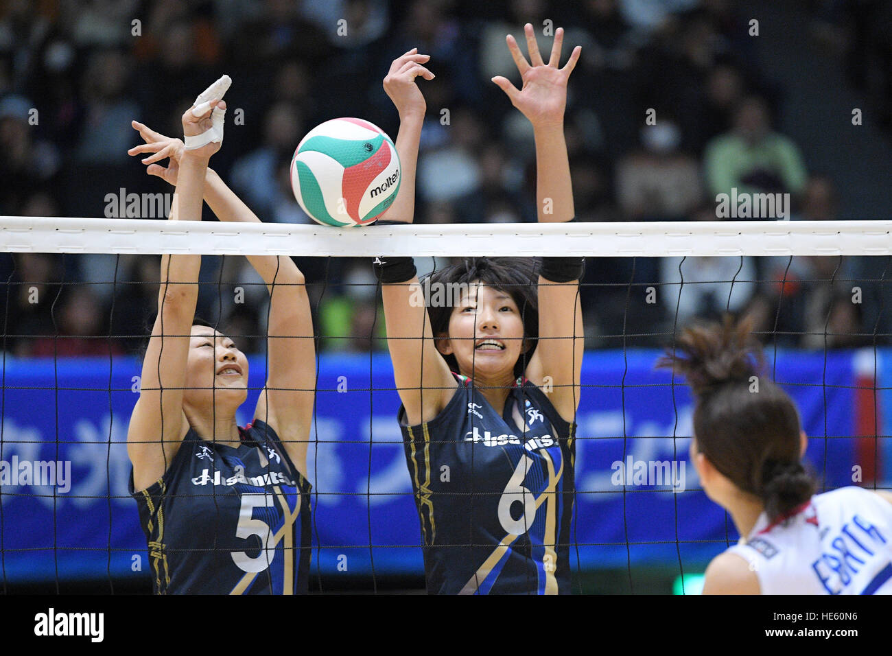 Tokyo Metropolitan Gymnasium, Tokyo, Japan. 18th Dec, 2016. (L-R) Yumi Mizuta, Yuki Ishii (), DECEMBER 18, 2016 - Volleyball : All Japan Women's Volleyball Championships Quarter-final match between Hisamitsu Springs 3-0 PFU Blue Cats at Tokyo Metropolitan Gymnasium, Tokyo, Japan. © AFLO SPORT/Alamy Live News Stock Photo