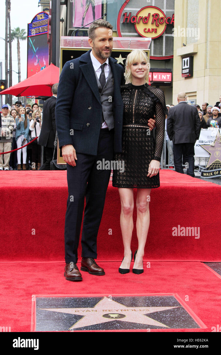 Hollywood, California. 15th Dec, 2016. Ryan Reynolds and Anna Faris
