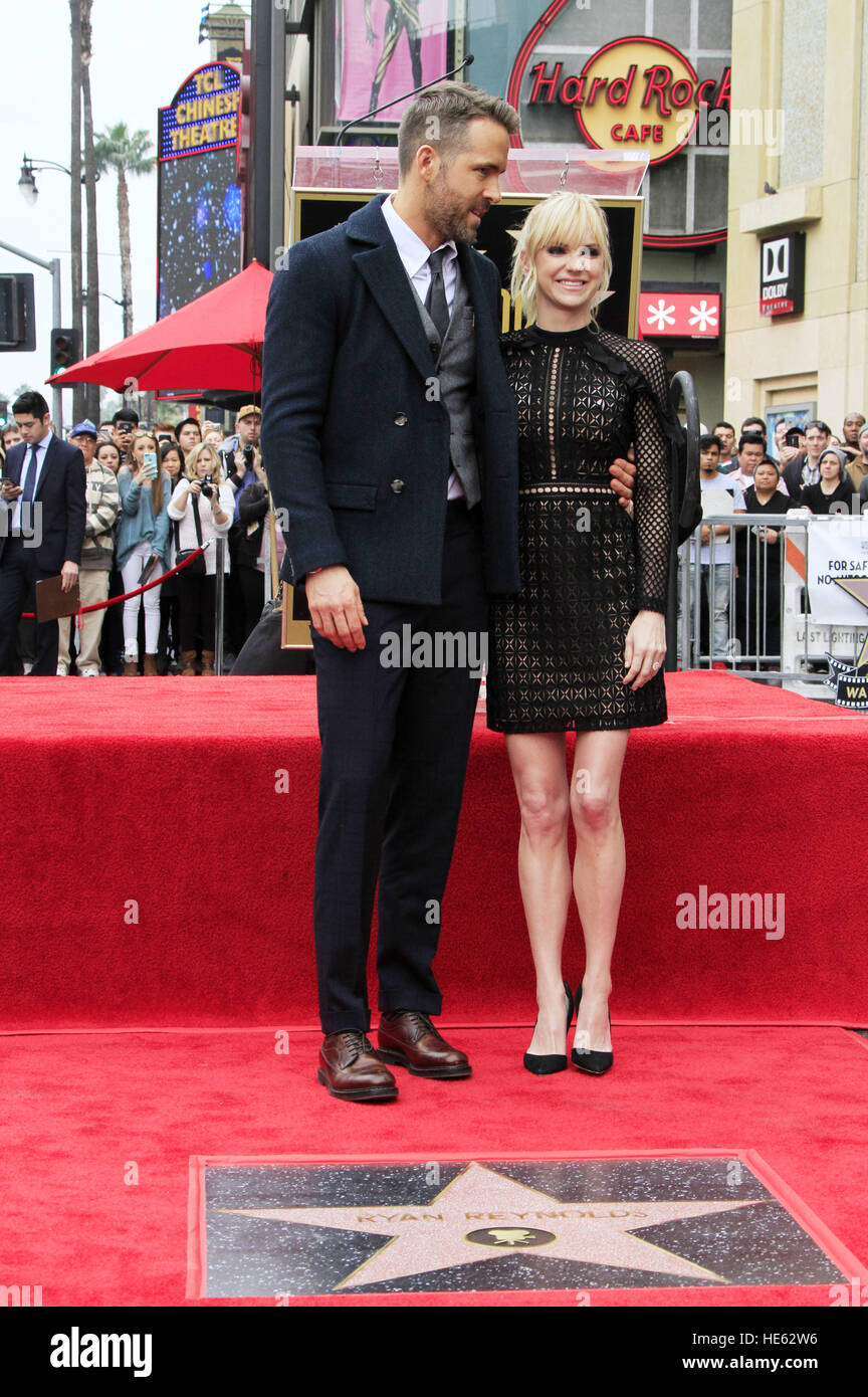 Ryan reynolds anna faris hi-res stock photography and images - Alamy